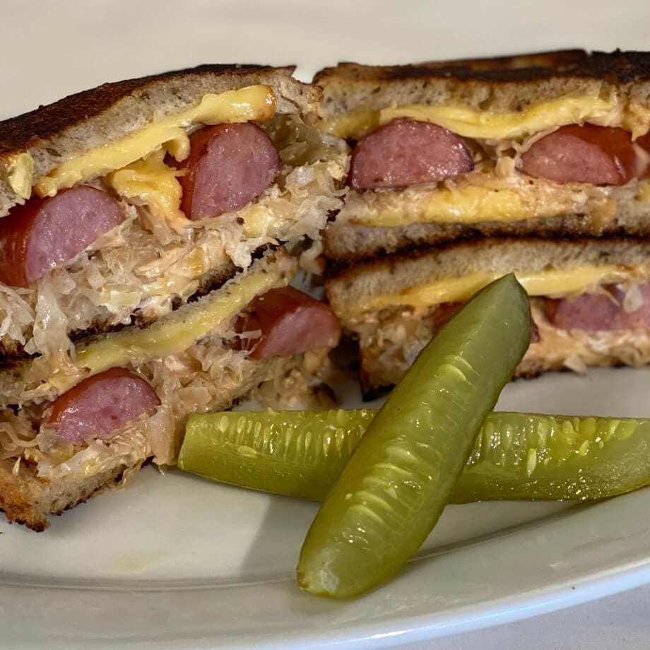 What Goes Well with Polish Kielbasa: The Most Flavorful Food Combinations & Recipes 1 Sliced Kielbasa Reuben